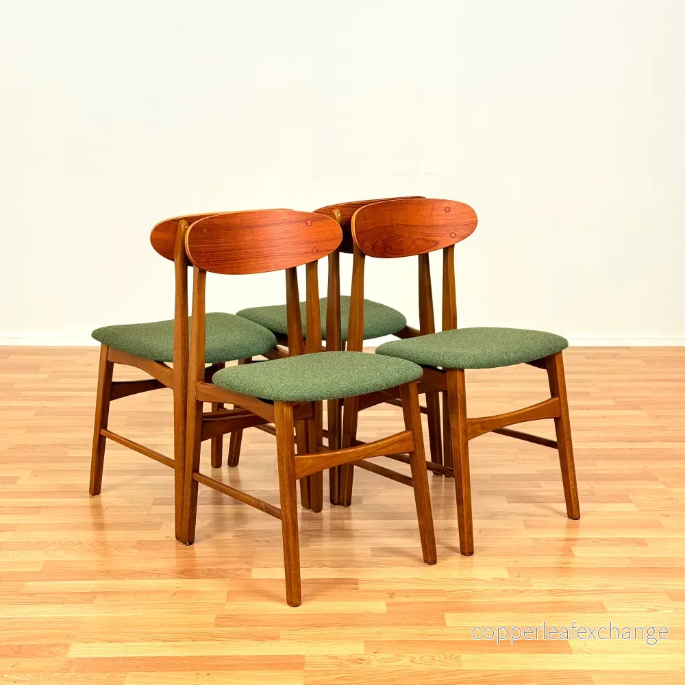 Svenskt set med 4 matstolar i teak och bok från IKEA, "Boel"