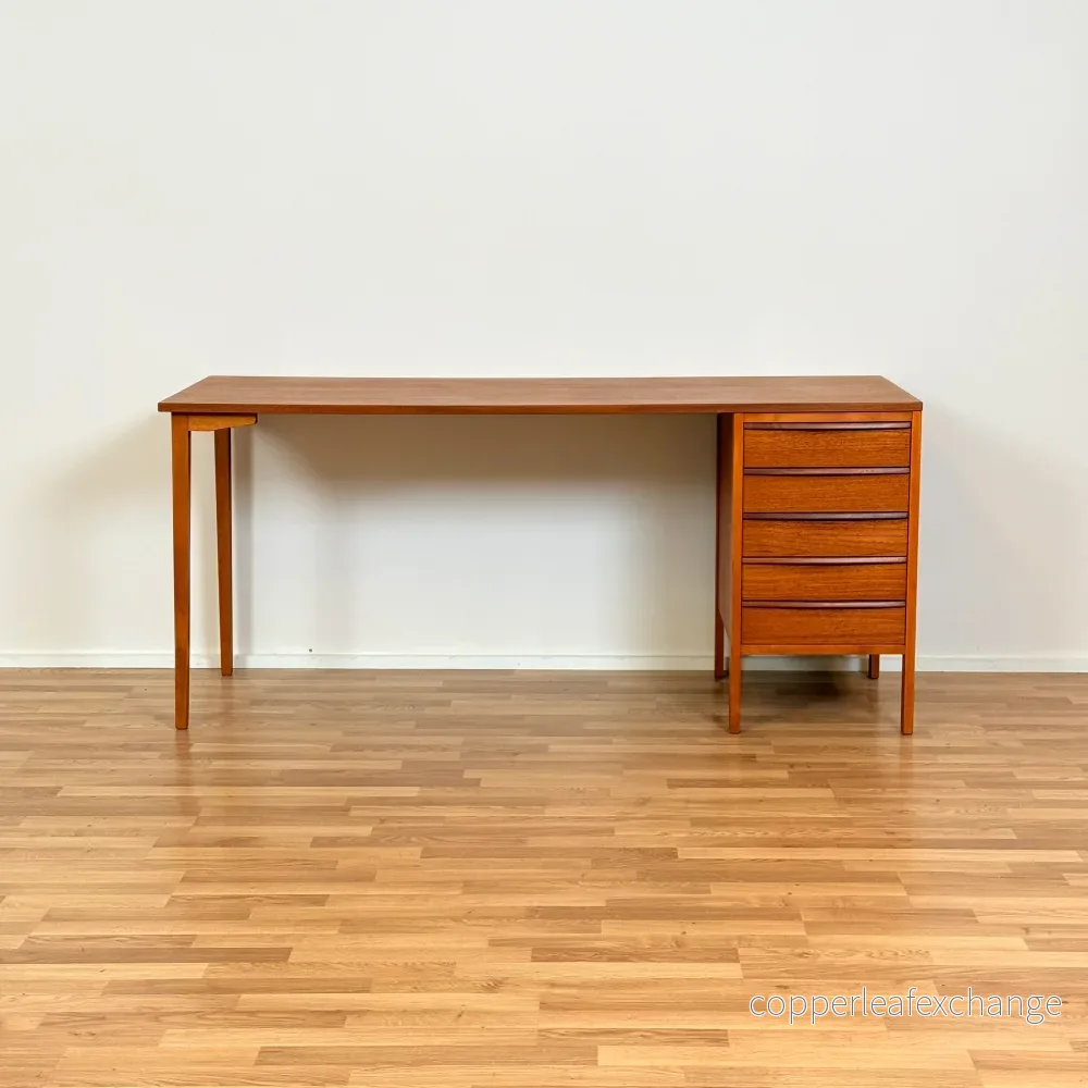 Svenskt skrivbord i teak, 1960- och 70-talen