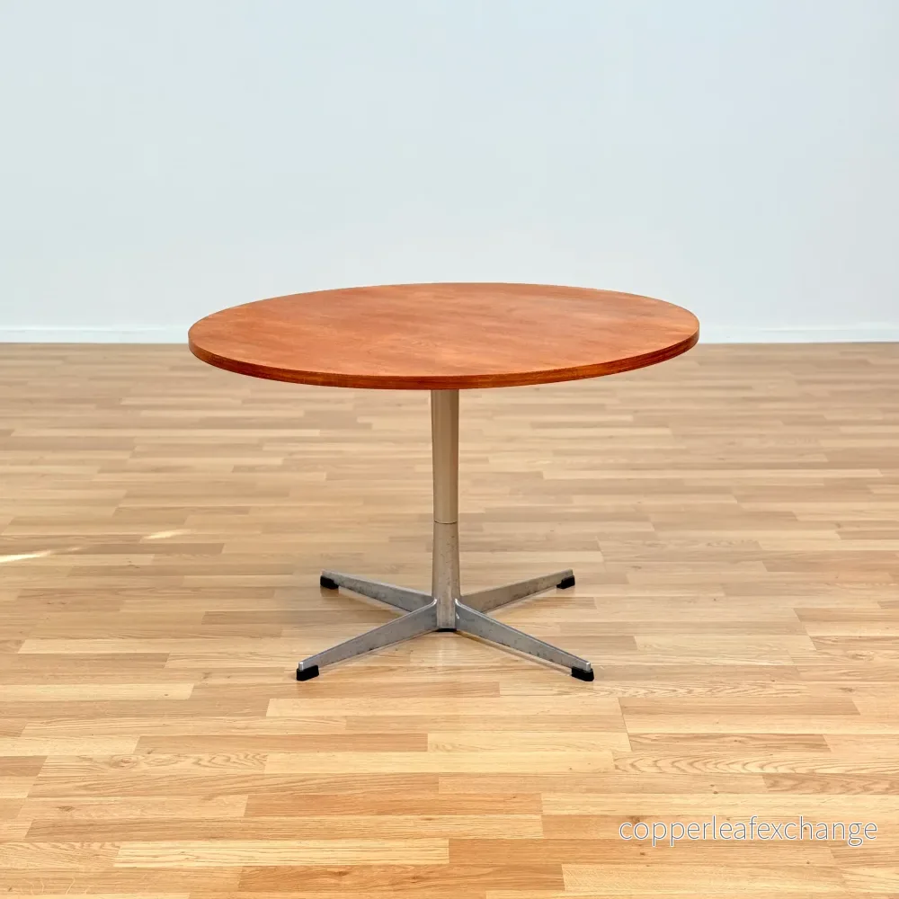 Dansk runt soffbord i teak