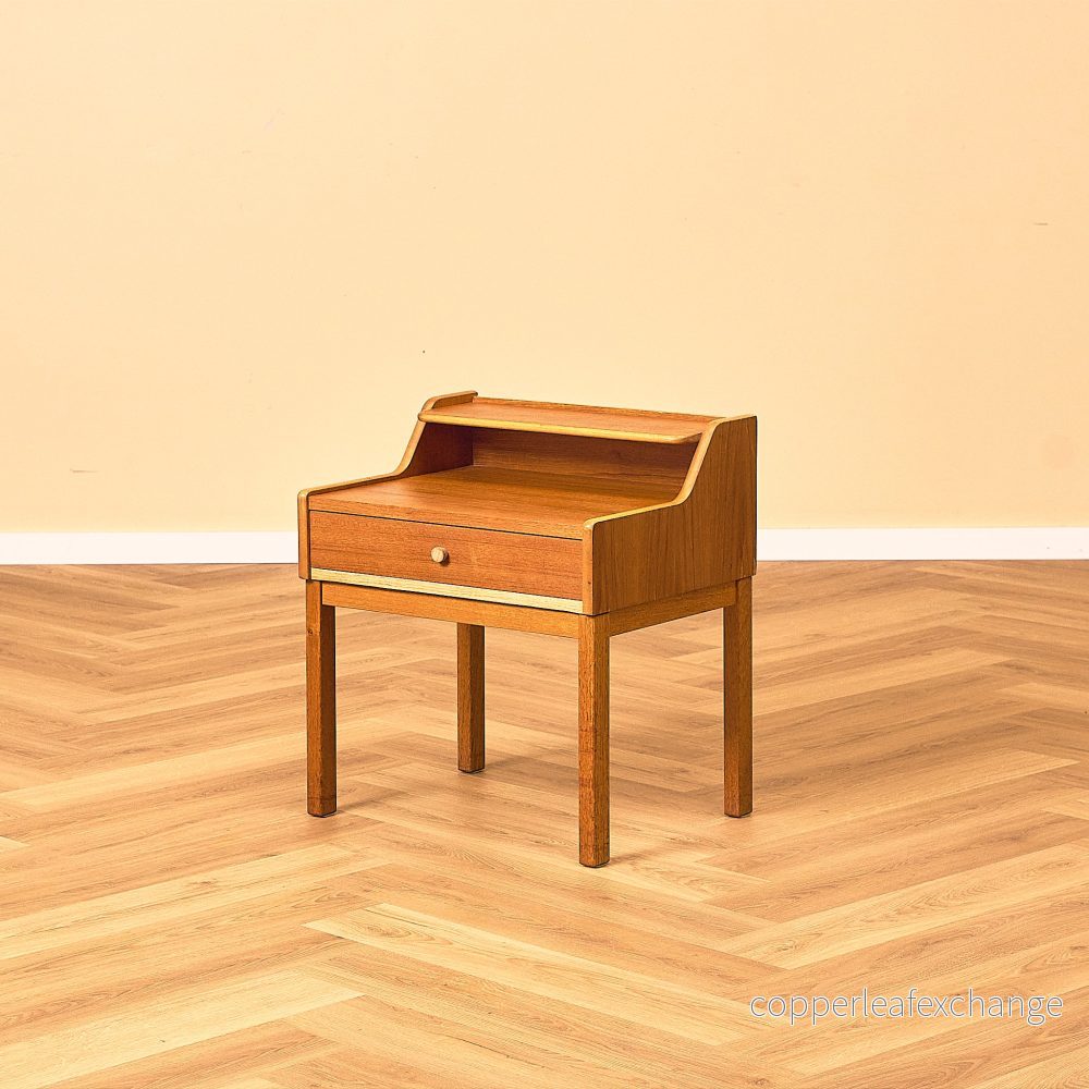 Svenskt sängbord i teak Svenskt sängbord i teak