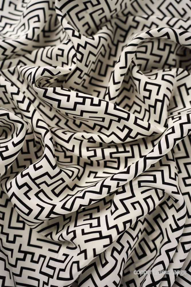 Made by Gårda Textil – Silk – Crêpe de Chine – Labyrinth – White/Black Made by Gårda Textil – Silk – Crêpe de Chine – Labyrinth – White/Black