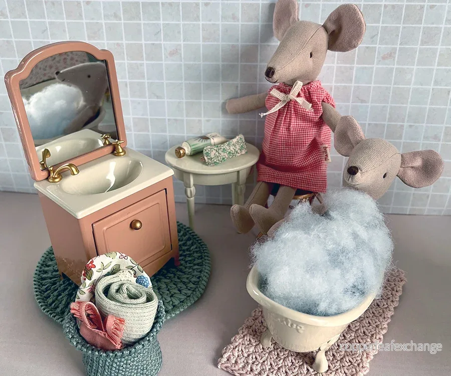 Miniatyr – Virkad avlång liten matta till dockhus - Bild 2