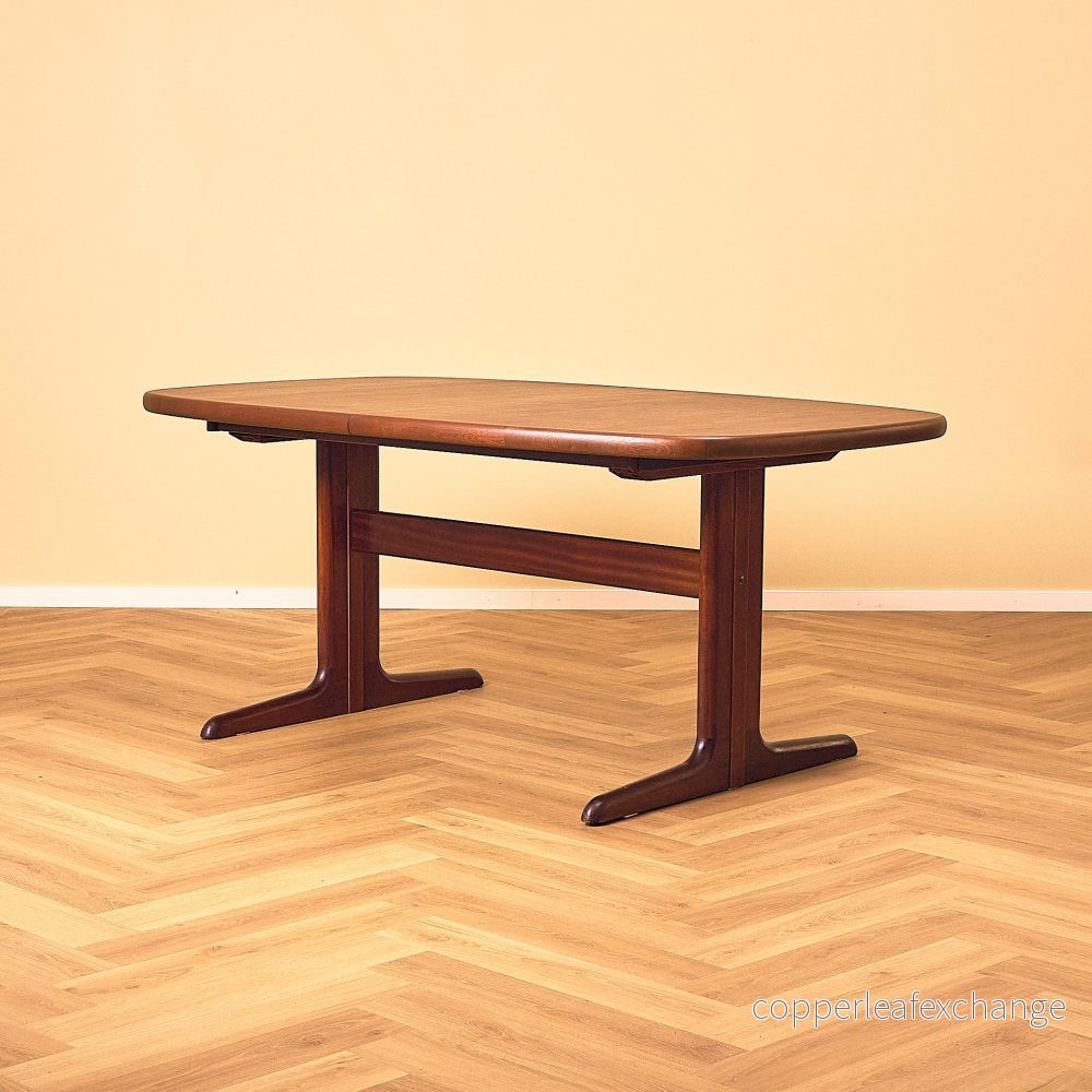 Danish dining table in mahogany by Skovby Danish dining table in mahogany by Skovby