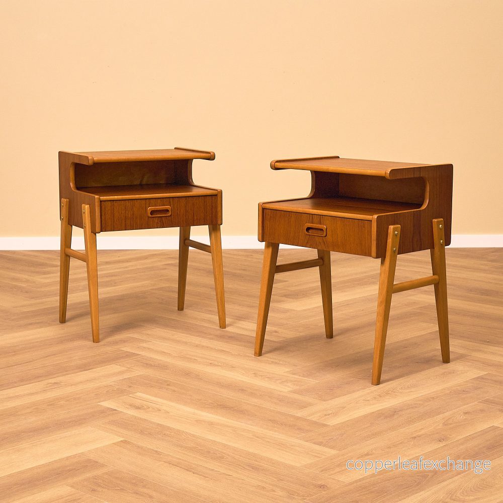 Svenska sängbord i teak och bok Svenska sängbord i teak och bok