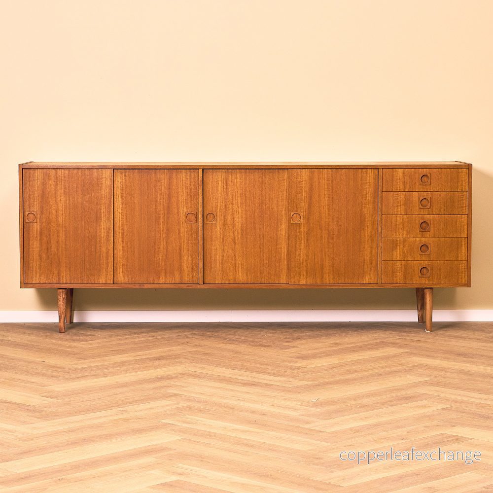 Lång danskt sideboard i teak Lång danskt sideboard i teak