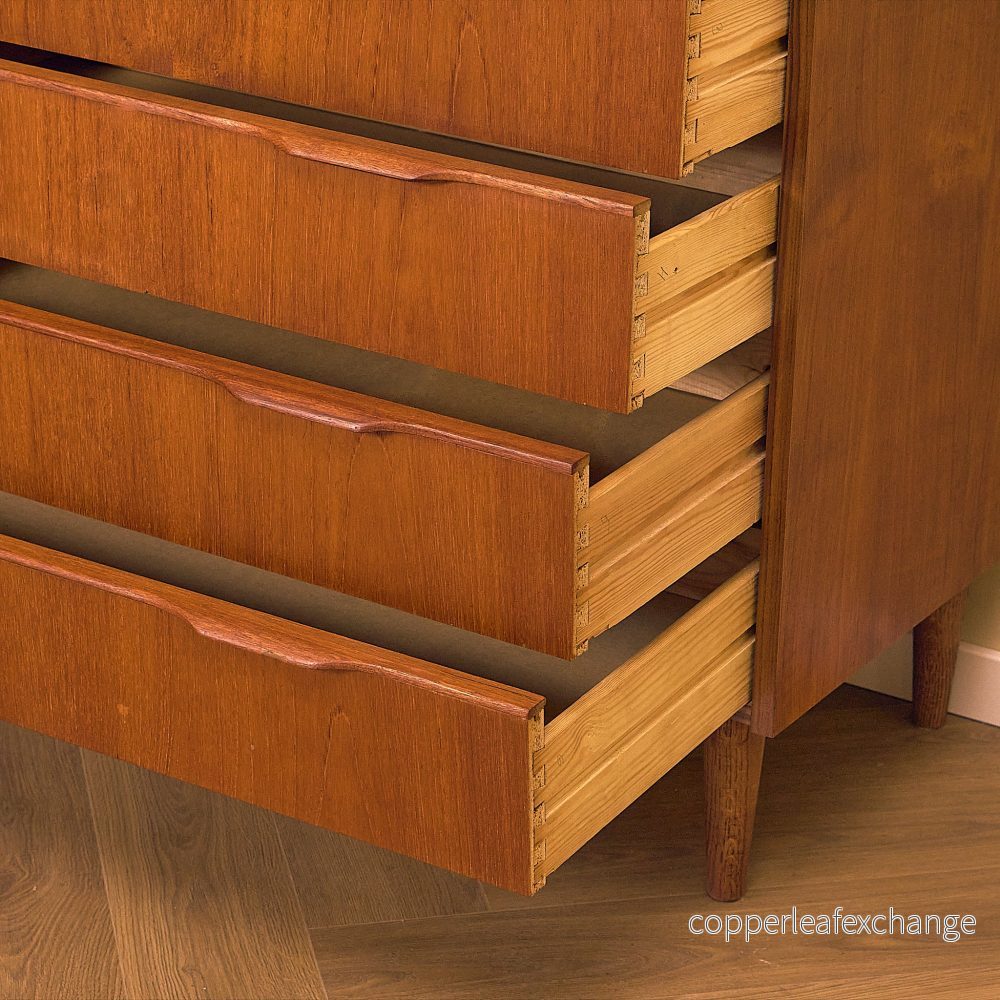 Tall Danish Teak Chest of Drawers with Sculpted Pulls - Bild 3