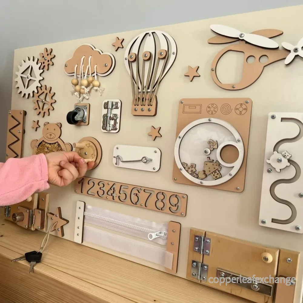 Montessori-aktivitetsbräda med dörrar & lås – 40 × 60 cm - Bild 3