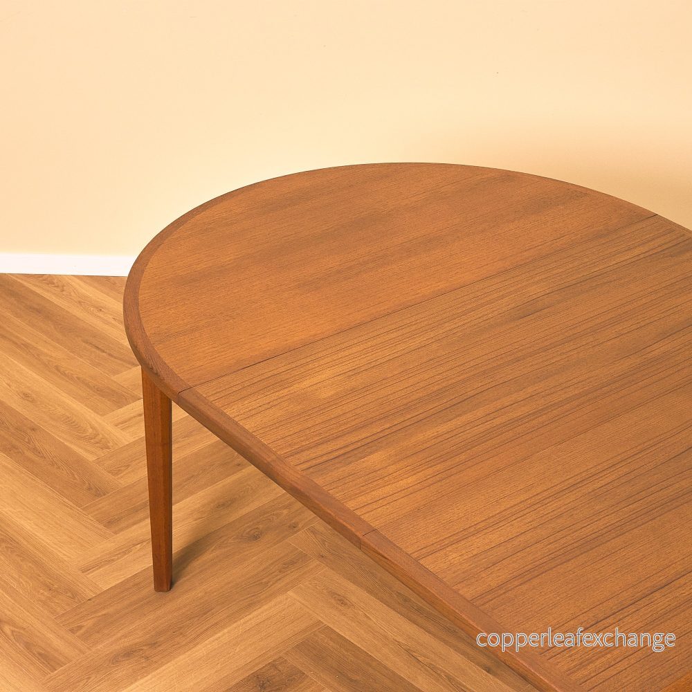 Svenskt runt matbord i valnöt och teak av Ulferts - Bild 3