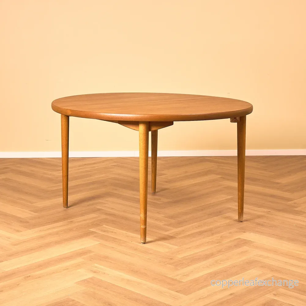 Sällsynt svenskt matbord i teak och ek av Peter Hvidt & Orla Mølgaard Nielsen för Bodafors