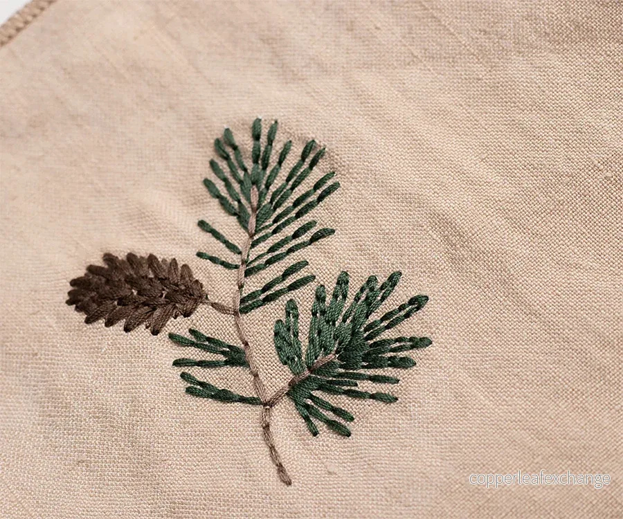 Maileg – Tygservett till jul med broderad tallkotte, julig servett med broderi - Bild 2