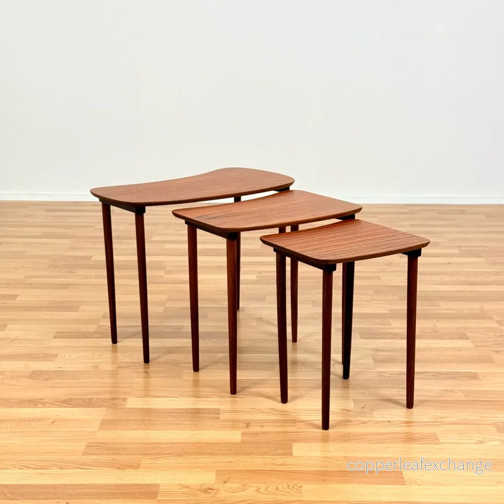Danskt set med nästlade bord i teak