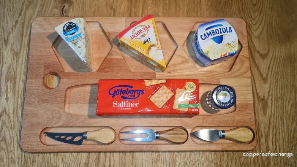 Ostbricka med tillbehör Ostbricka med tillbehör