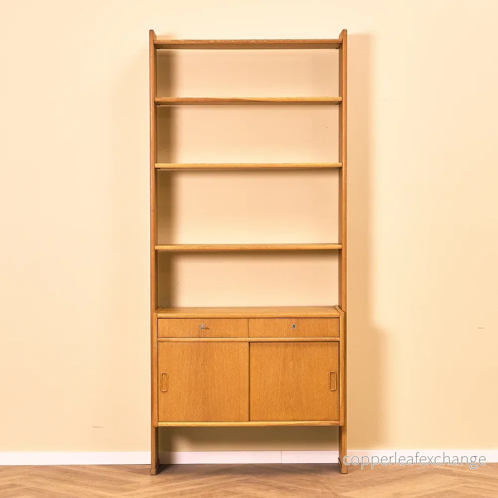 Svensk bokhylla i ek