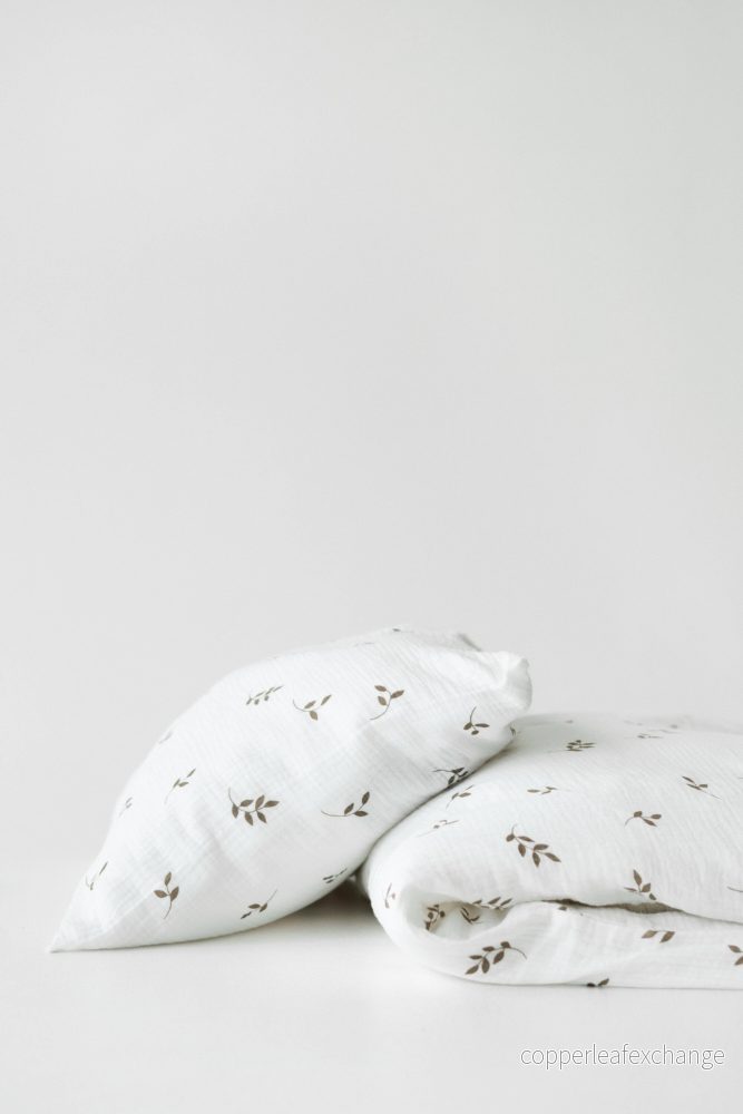 Ekologiskt bäddset Cream Leaves 90 × 125 cm Ekologiskt bäddset Cream Leaves 90 × 125 cm