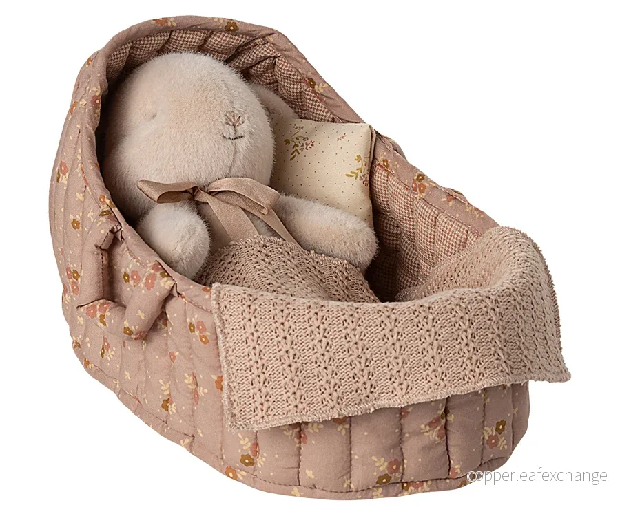 Maileg – Babylift i rosa, bärsäng med kudde och filt i fint blommigt mönster för gosedjur - Bild 2