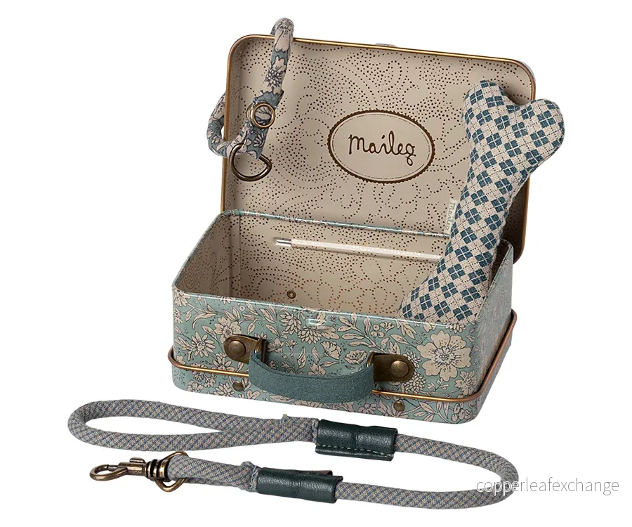 Maileg – Valptillbehör med koppel, halsband/sele och ben i liten väska, blå Maileg – Valptillbehör med koppel, halsband/sele och ben i liten väska, blå