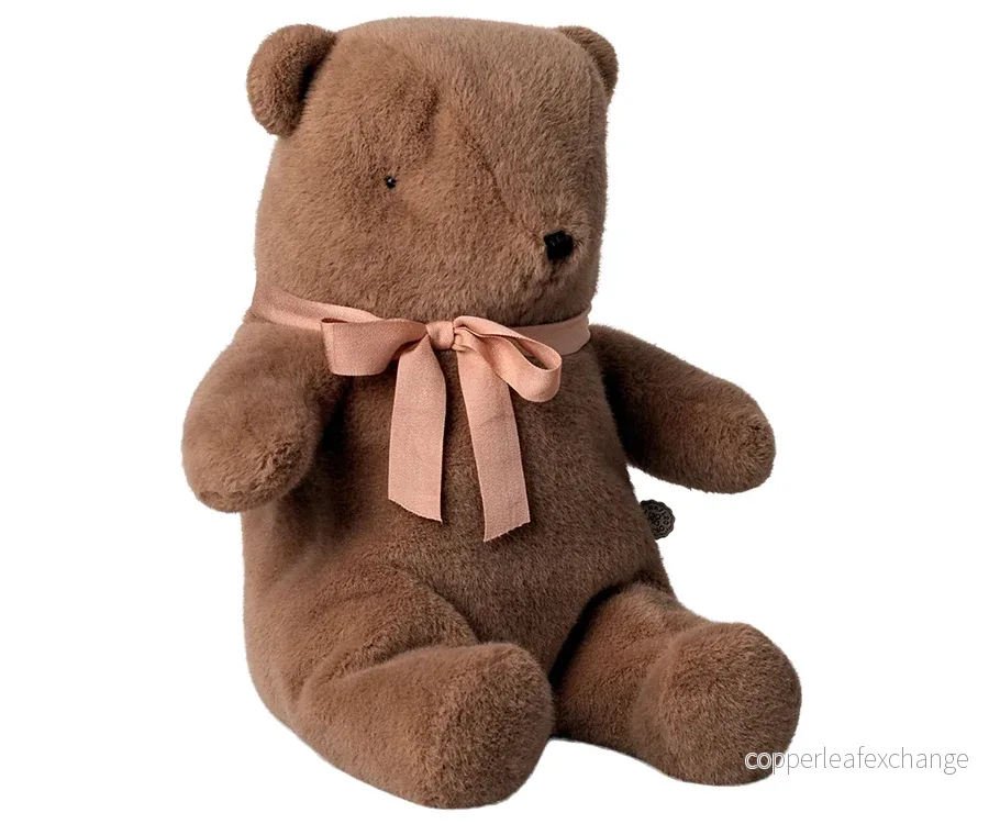 Maileg – Nallebjörn brun i plysch, storlek medium, nalle soft brun med rosa rosett Maileg – Nallebjörn brun i plysch, storlek medium, nalle soft brun med rosa rosett