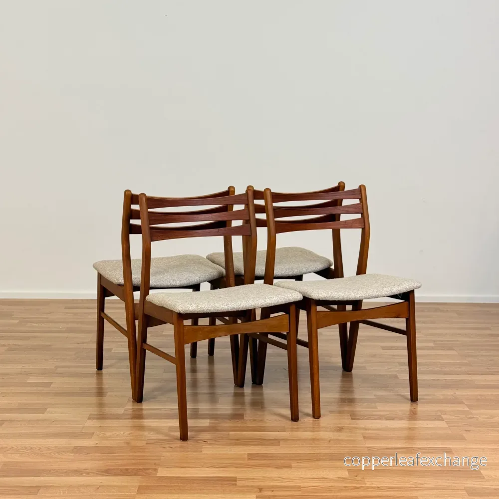 Danskt set med 4 matstolar i teak och bok från SAX