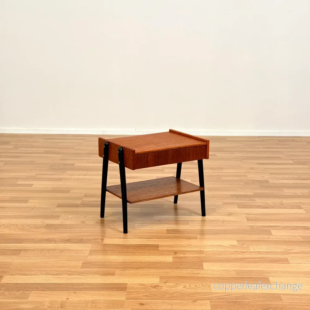 Svenskt set om 2 sängbord i teak av AB Carlström & CO möbelfabrik - Bild 2