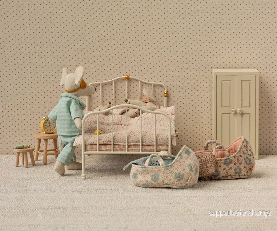 Maileg – Vit säng med madrass, rosa kudde och täcke till möss, off white - Bild 2