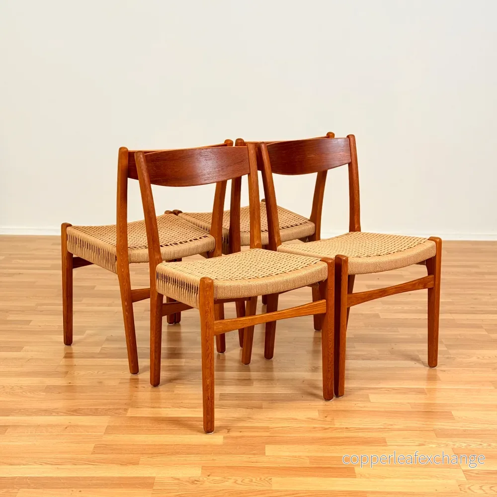 Svenskt set om 4 matstolar i teak & ek av DUX
