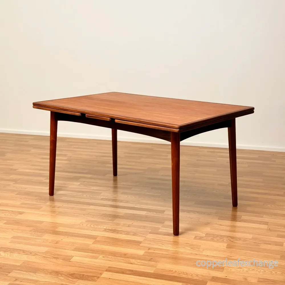Matbord i teak och valnöt, 1950-60-tal, Danmark Matbord i teak och valnöt, 1950-60-tal, Danmark