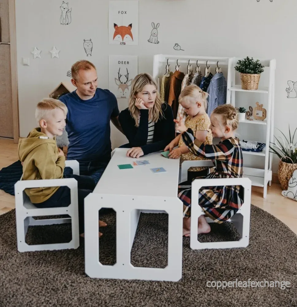 Montessori-bord med 2 stolar i björk Montessori-bord med 2 stolar i björk
