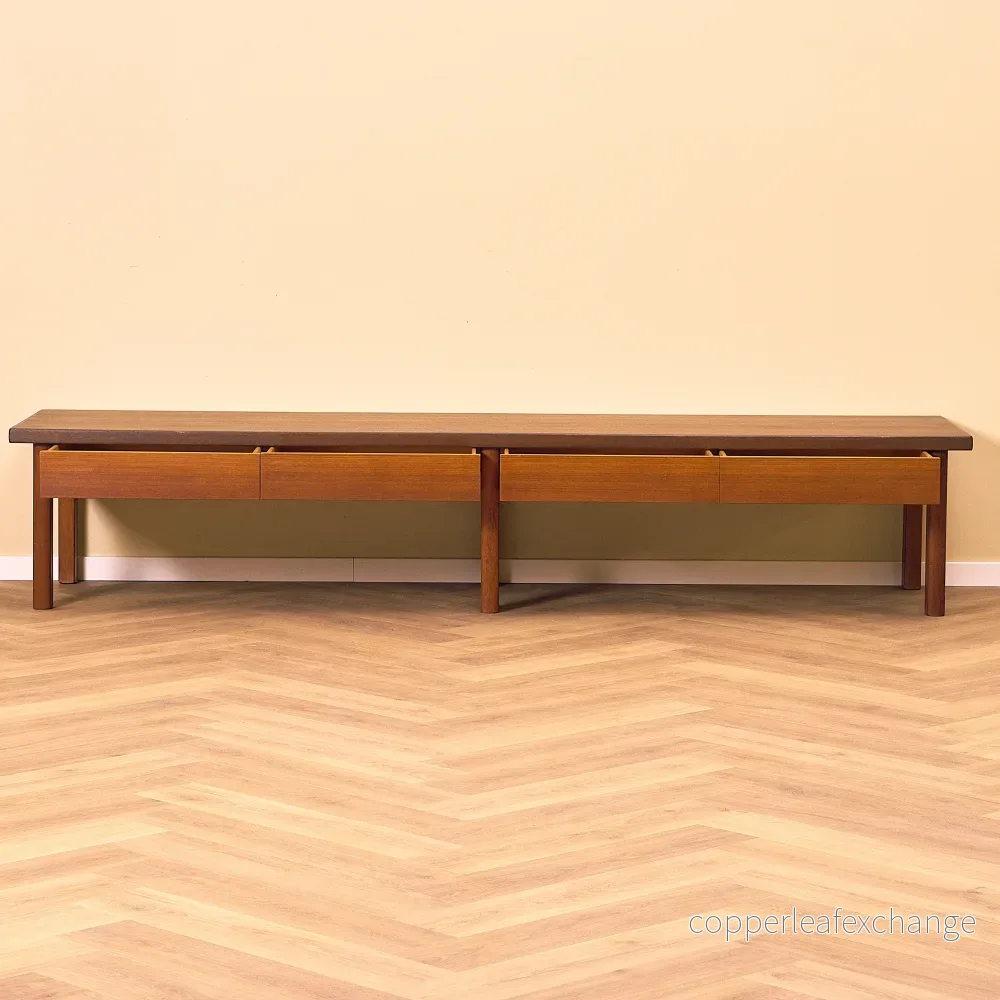 Svenskt skåp/TV-bänk i teak - Bild 2