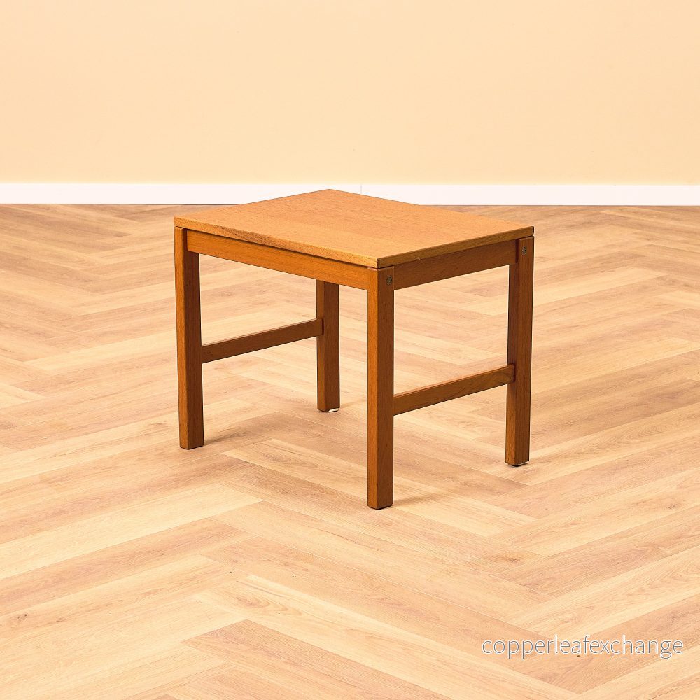 Sidobord i teak från mitten av 1900-talet Sidobord i teak från mitten av 1900-talet