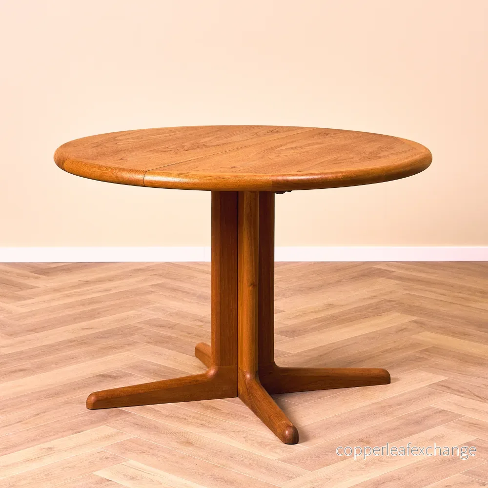 Dansk runt matbord i teak av Korup design