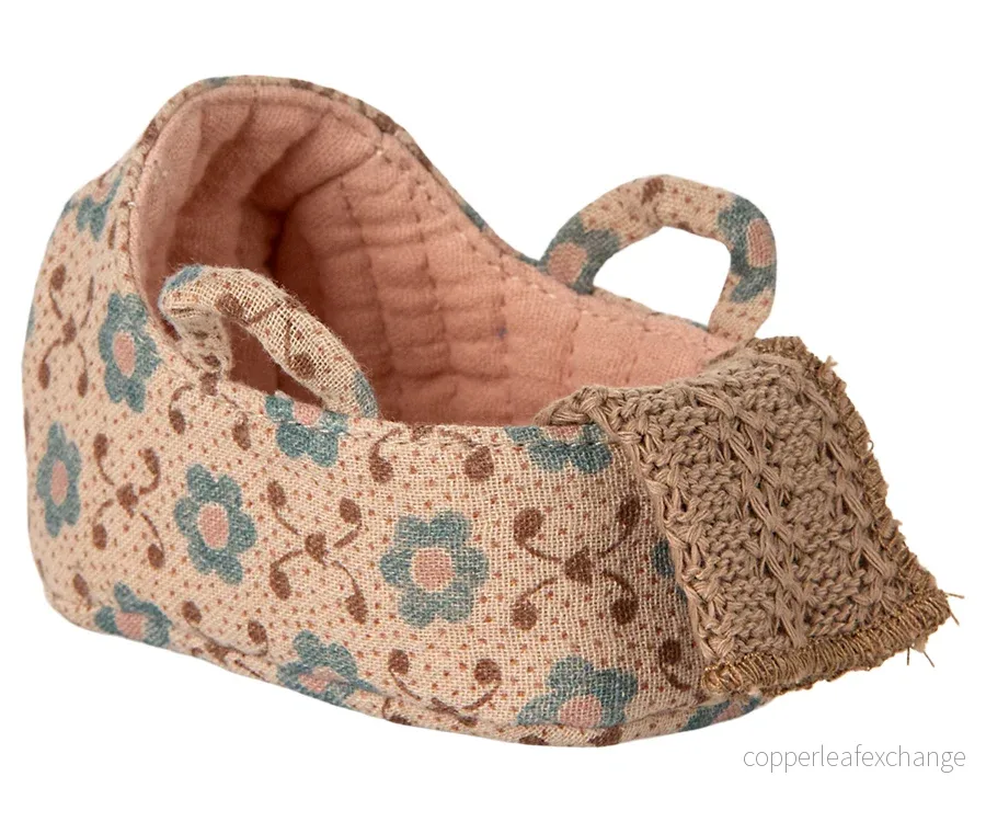 Maileg – Babylift till mus, bärsäng till baby mus i rosa, mjuk vagga med filt