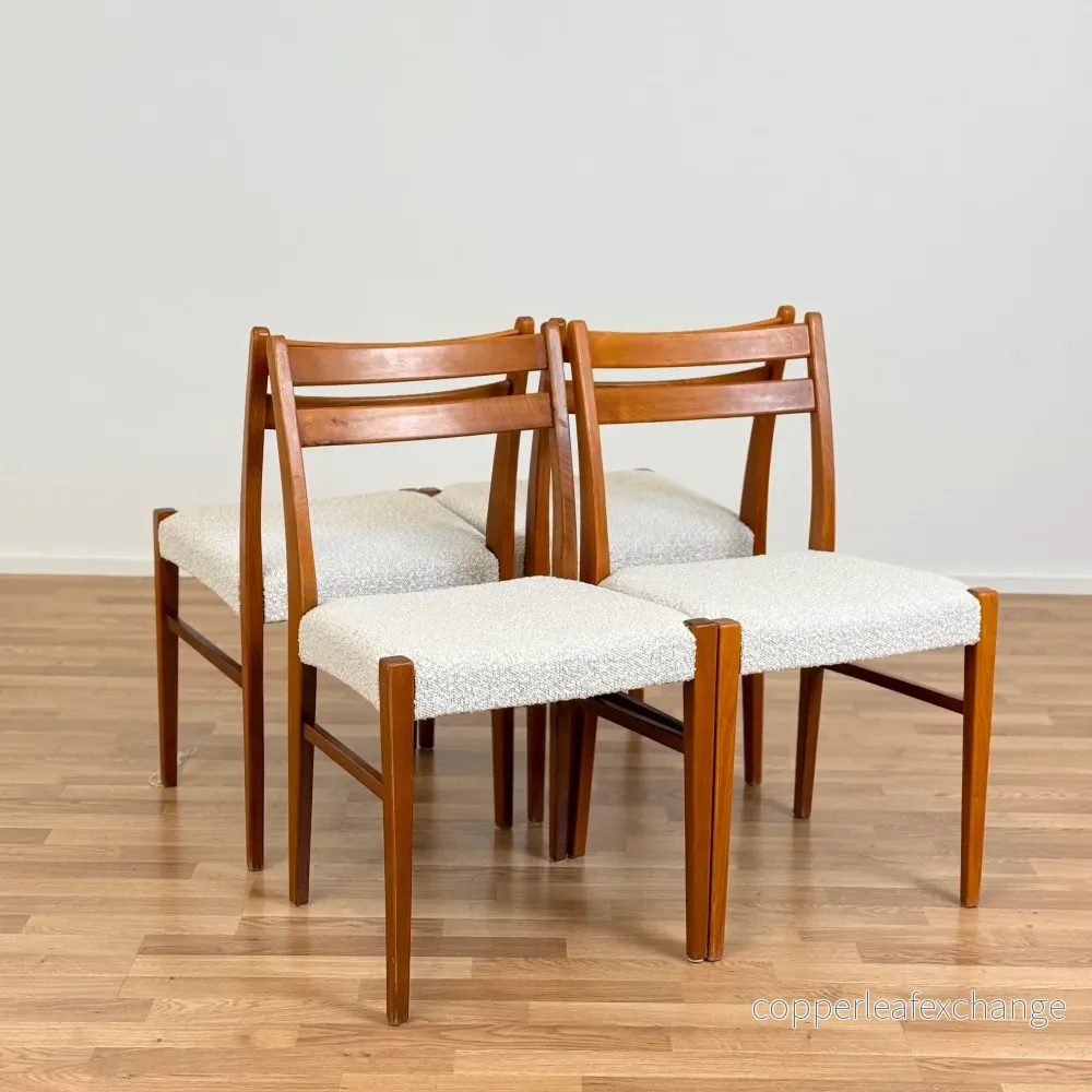 Set om 4 matstolar med bouclé