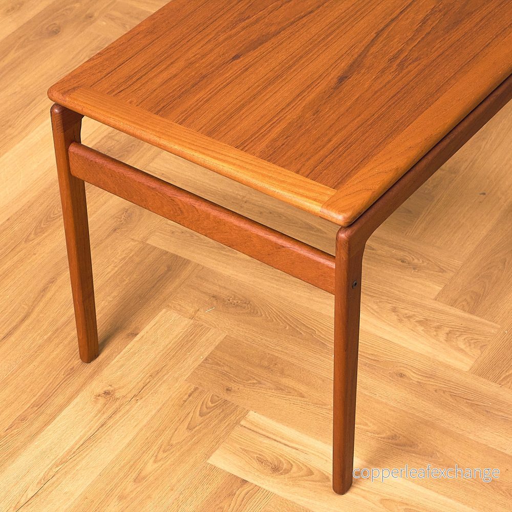 Danskt sidobord i teak av Niels Bach - Bild 3