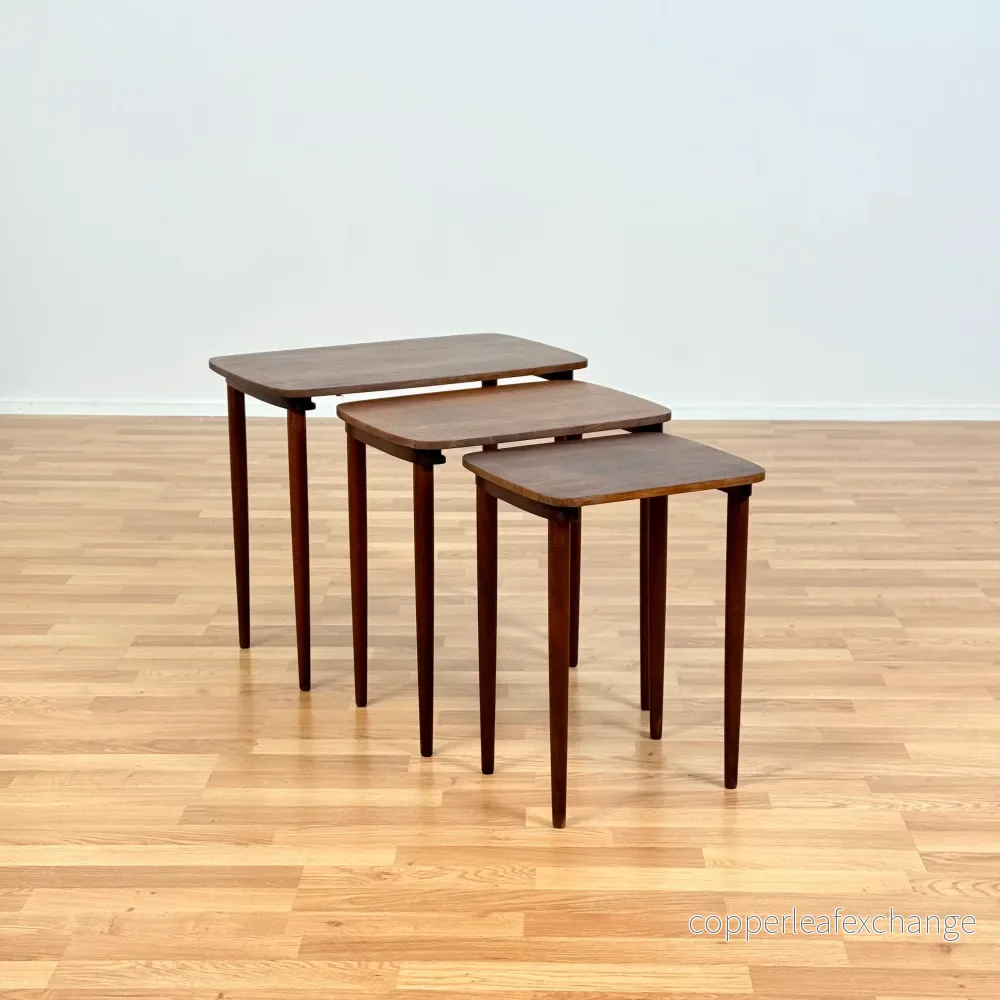Danskt set med nästlade bord i teak och bok