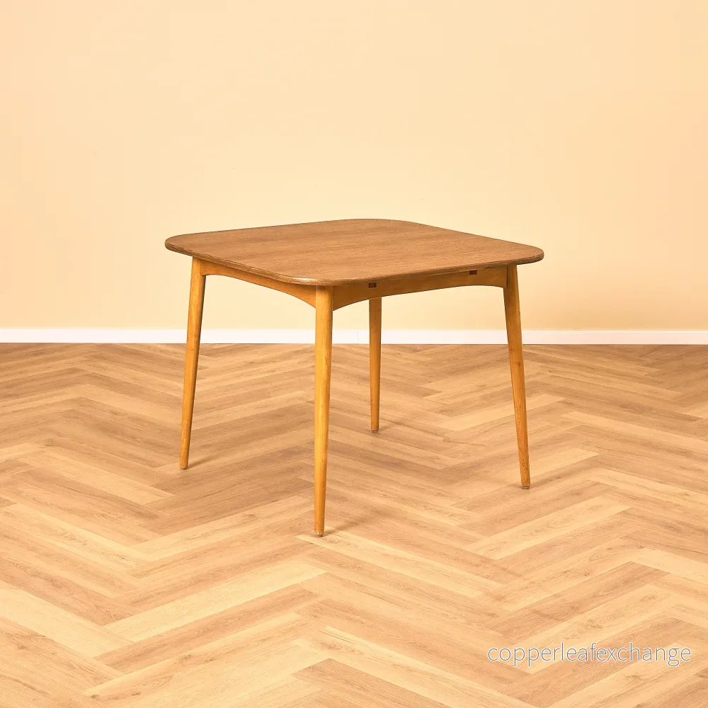 Svenskt matbord i teak och bok Svenskt matbord i teak och bok