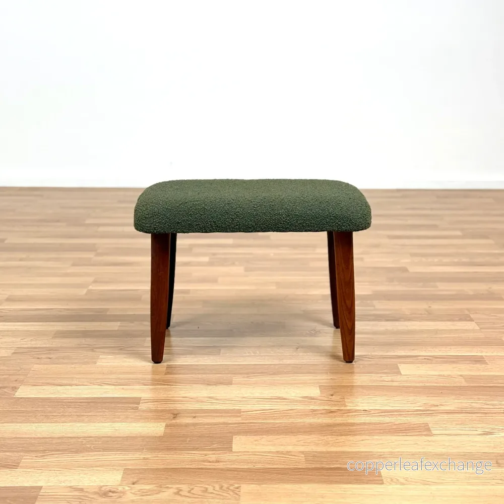 Pall i teak med grön klädsel