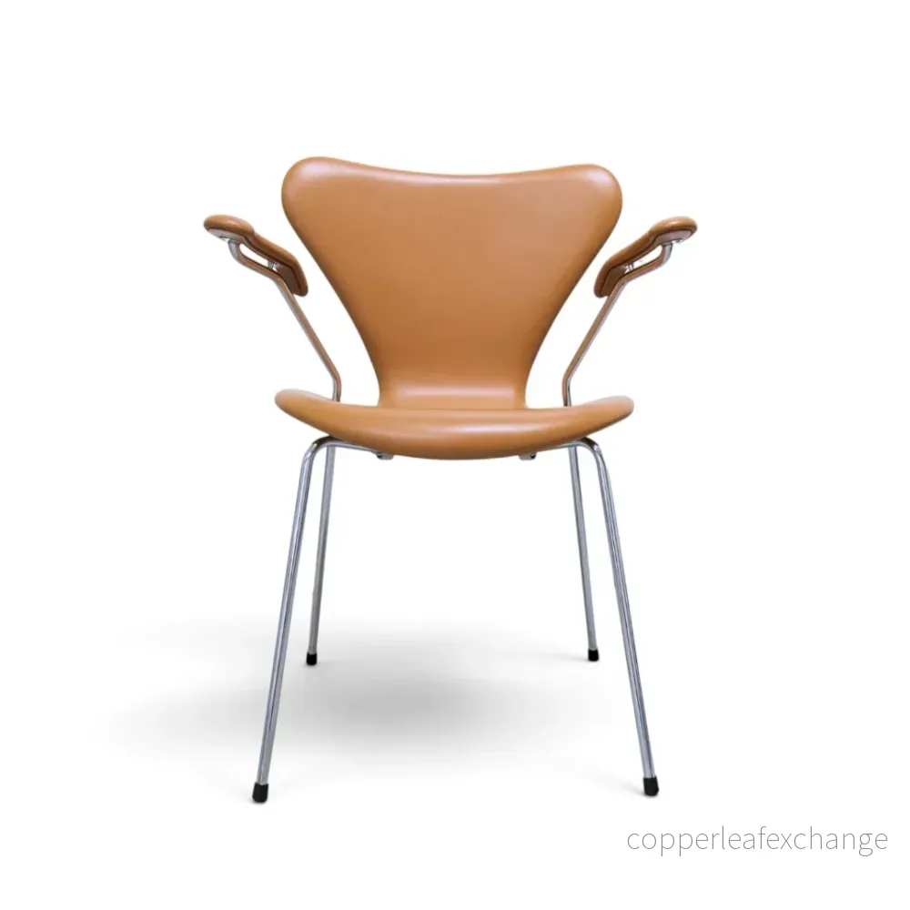 Arne Jacobsen, Syveren stol med armlæn i Soft / Walnut