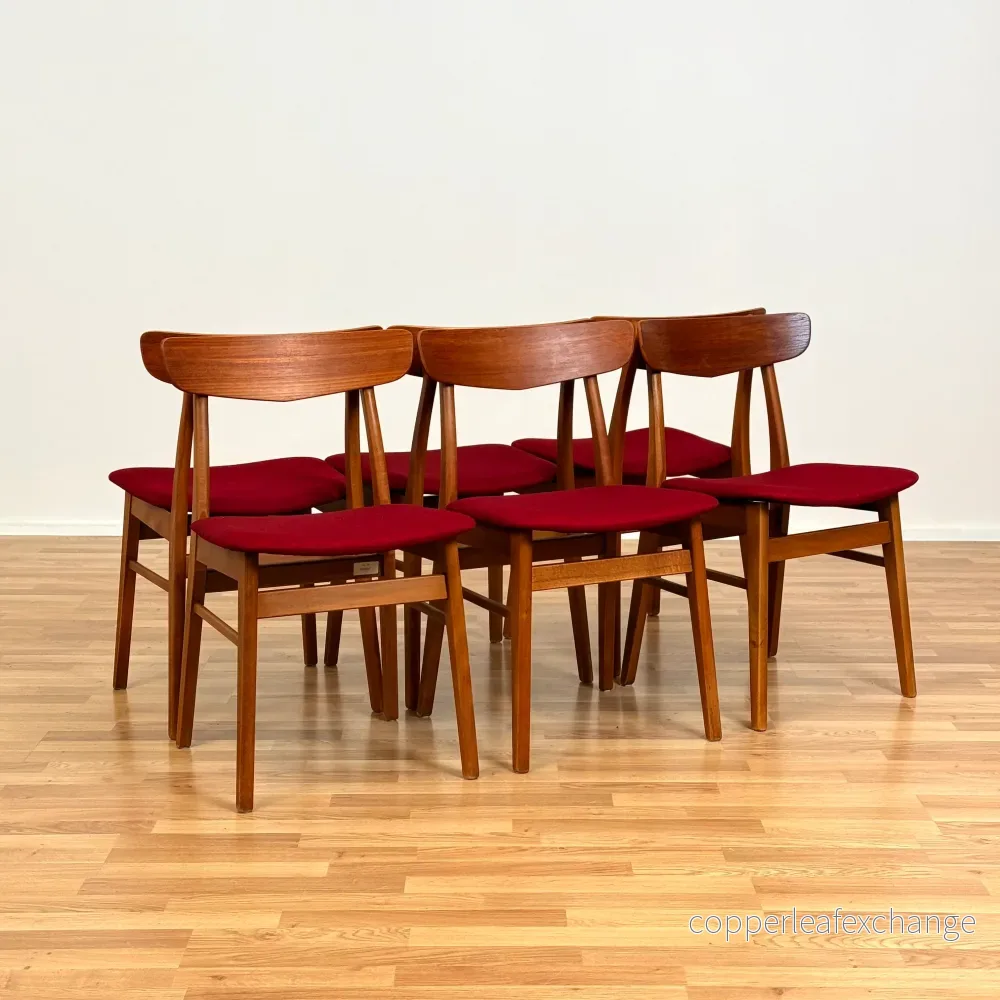 Danskt set med 6 matstolar i teak och bok från Findahl Danskt set med 6 matstolar i teak och bok från Findahl