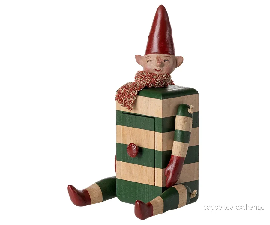 Maileg – Tomte med låda i grönt, prydnad elf till jul