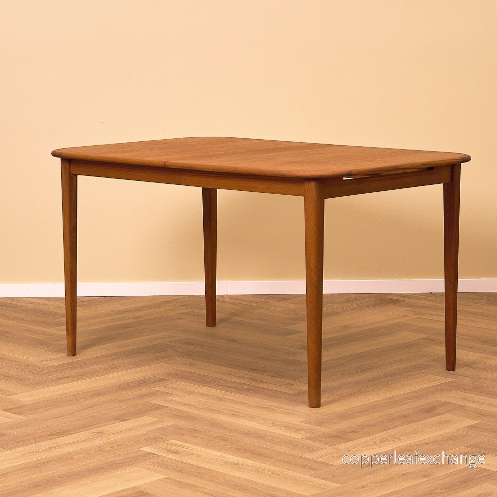 Dansk rektangulärt matbord i teak
