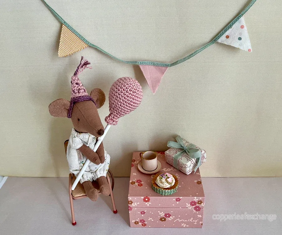 Miniatyr – Virkad ballong och partyhatt till mamma / pappa, storasyster / storebror mus Miniatyr – Virkad ballong och partyhatt till mamma / pappa, storasyster / storebror mus