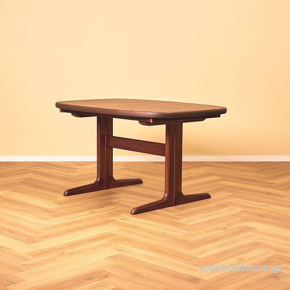 Extendable dining table in mahogany by Skovby