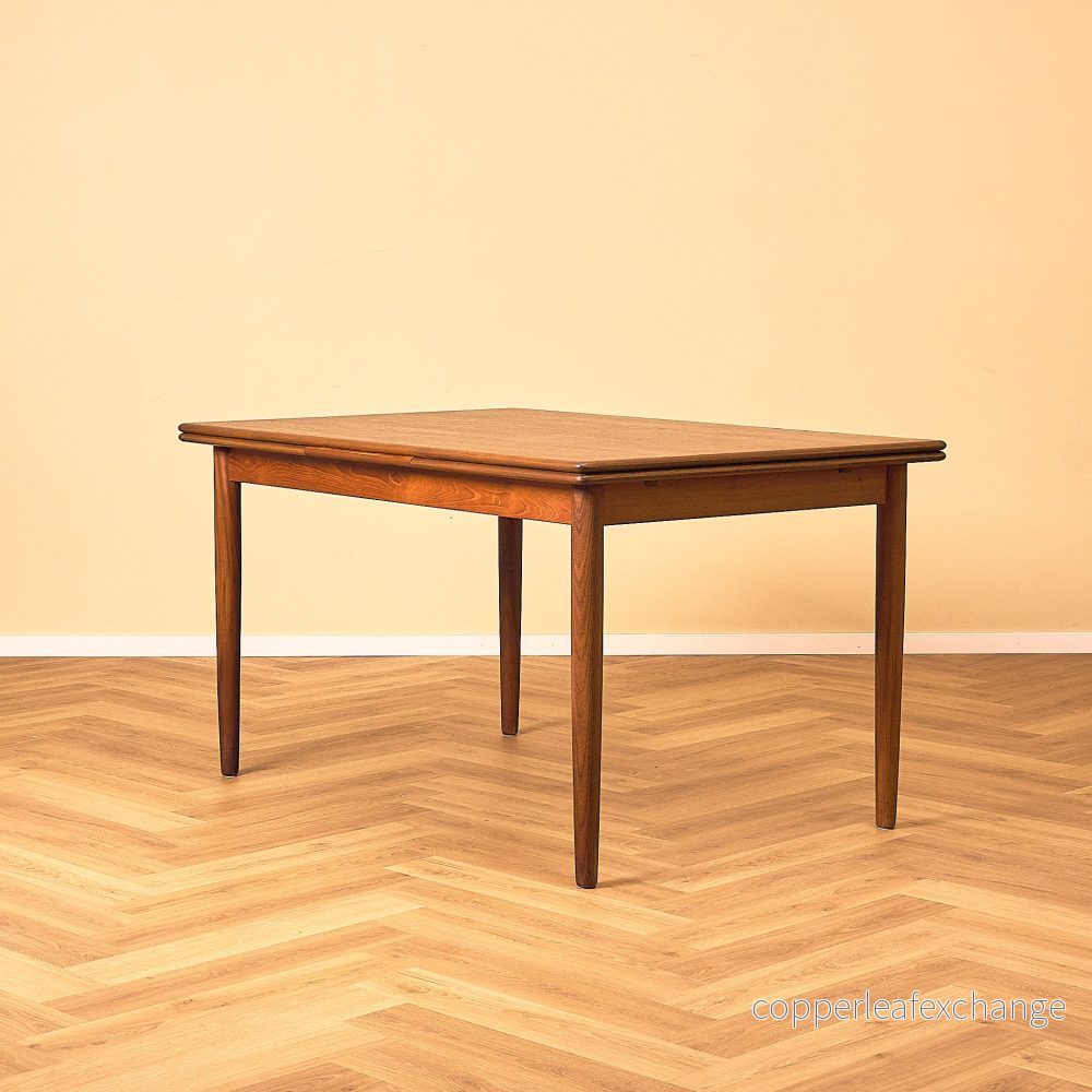 Danskt matbord i teak och valnöt