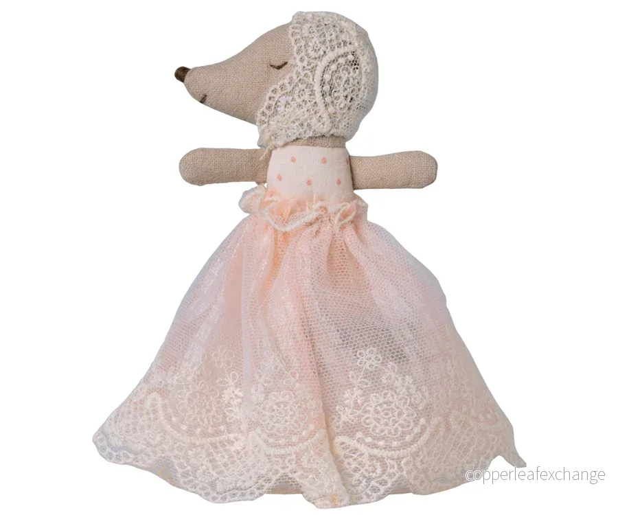 Maileg – Baby mus rosa, sovande/vaken bebis, babymus i dopklänning - Bild 3