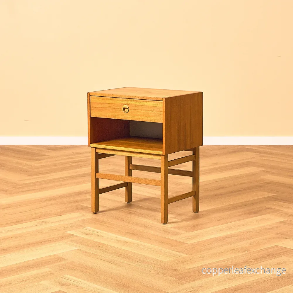 Svenskt sängbord i teak och ek Svenskt sängbord i teak och ek