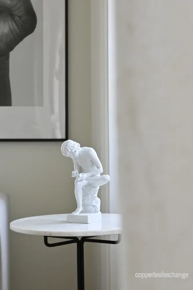 Skulptur ”Pojke med törntaggen” Skulptur ”Pojke med törntaggen”