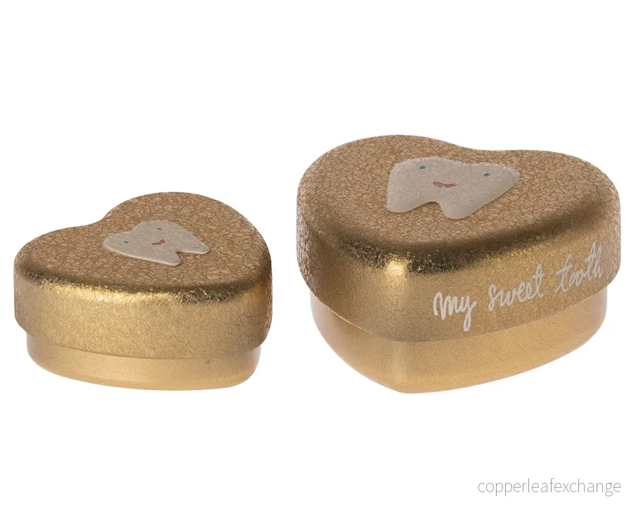 Maileg – Tandask i guld, ask för tappade tänder, tandaskar 2 pack, en stor och en liten ask Maileg – Tandask i guld, ask för tappade tänder, tandaskar 2 pack, en stor och en liten ask