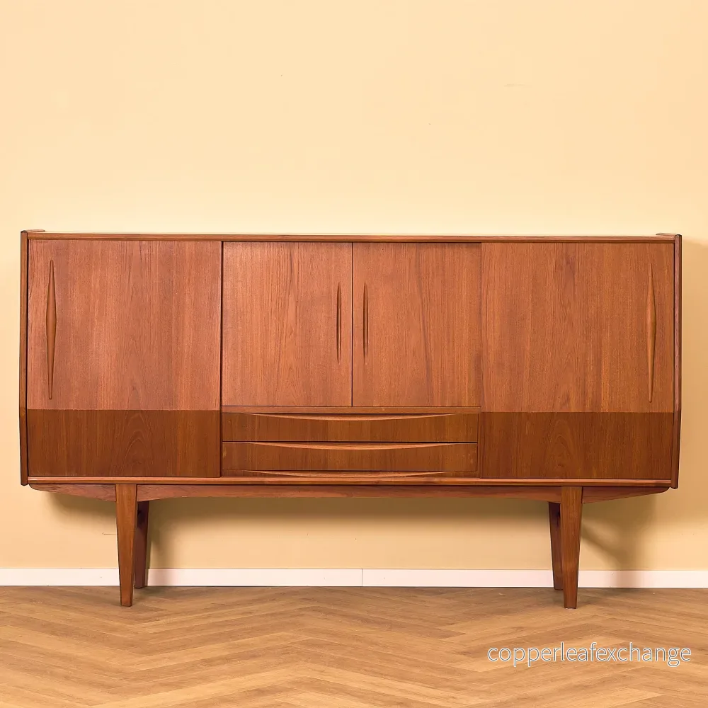 Dansk högskåp i teak av E.W. Bach