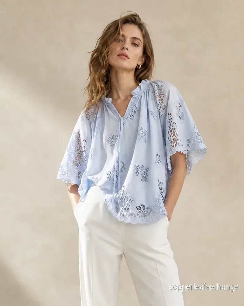 Emma Bomullsblus med broderi SkyBlue Emma Bomullsblus med broderi SkyBlue