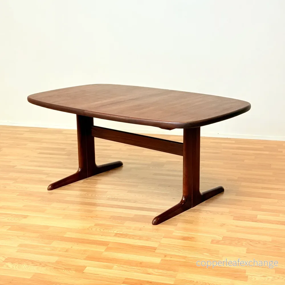 Dansk oval matbord i mahogny från Skovby Møbelfabrik Dansk oval matbord i mahogny från Skovby Møbelfabrik